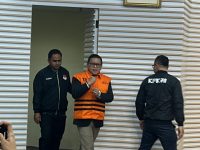 Massa Gerakan Rakyat Tangkap Hasto Kristiyanto (Gertak) sujud syukur depan gedung KPK usai Sekertaris PDIP Hasto Kristiyanto ditahan KPK.