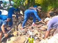 Puluhan Personil Polairud Polres Manggarai Barat, NTT melakukan bersih sampah di Pulau Monyet Labuan Bajo, Minggu (20/4/2025)